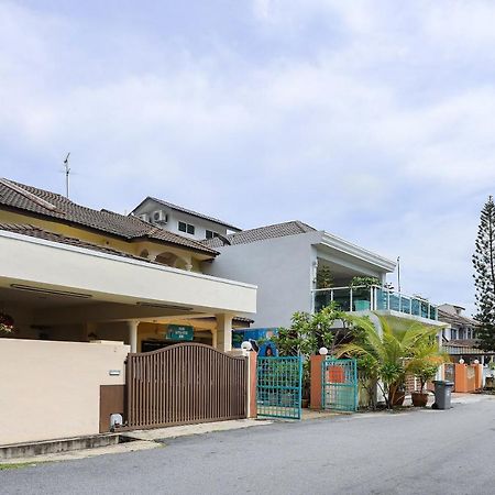 Oyo Home 90229, 3 Little Birds Homestay 4Bhk Malacca Exterior photo