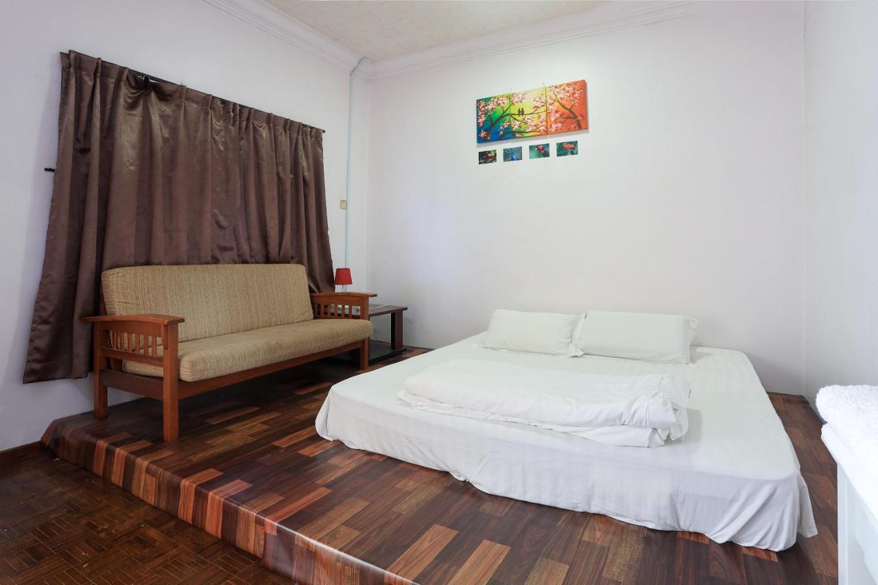 Oyo Home 90229, 3 Little Birds Homestay 4Bhk Malacca Exterior photo