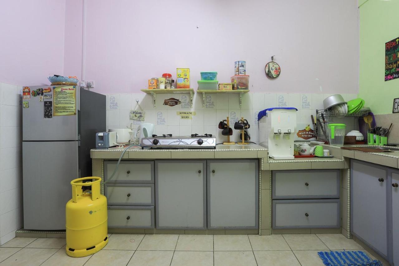 Oyo Home 90229, 3 Little Birds Homestay 4Bhk Malacca Exterior photo