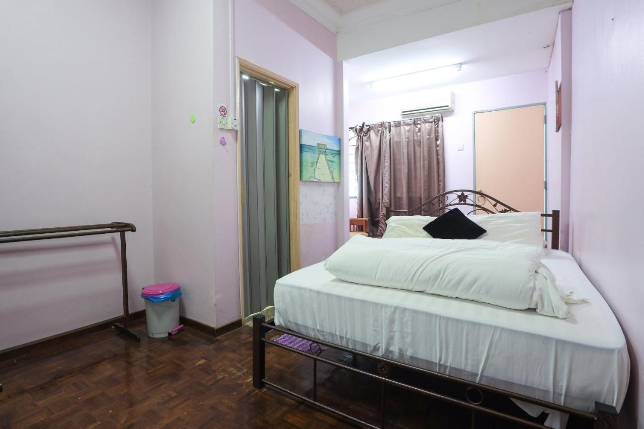 Oyo Home 90229, 3 Little Birds Homestay 4Bhk Malacca Exterior photo